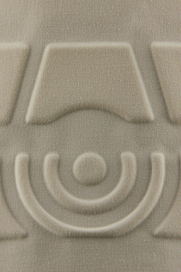 **GLACIER BAY 재킷(283)**은 남성용 겨울 아우터로, 하이킹, 스노우스포츠, 일상 등 다양한 활동에 적합합니다. 웜 베이지, 올리브 다크 네이비 카본, 글레이셔 베이 세 가지 색상으로 출시되었으며, 스포티하고 아웃도어 스타일을 연출합니다. 두꺼운 두께감의 나일론과 폴리에스테르 혼방 소재에 방수, 방풍, 보온 기능을 더해 뛰어난 방한력을 제공합니다.

프리마로프트 안감과 그래핀 라이닝이 적용되어 보온성을 극대화했으며, 접이식 후드, 워터채널링 구조, 방수 YKK 지퍼, 내부 지퍼 포켓 2개, 허리 포켓 4개, 후드 및 밑단 조절 기능, PFC ZERO 발수 처리 등 다채로운 기능성을 갖추었습니다. 겨울 데일리룩, 여행룩, 등산룩 등 고프코어, 스포티, 미니멀 스타일을 즐기는 분들께 추천합니다. 레귤러핏의 긴 소매 집업 스타일로, 윈터 익스페디션 재킷 디자인을 완성합니다.
