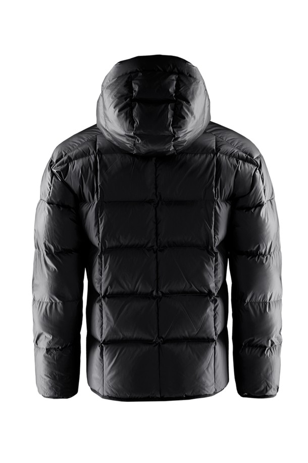 THUNDER REVERSIBLE JACKET(썬더 리버시블 재킷)은 일상, 여행, 산책 등 다양한 상황에서 활용하기 좋은 남녀 공용 점퍼입니다. 봄, 가을에 적합하며, 스포티하고 캐주얼한 스타일을 연출할 수 있습니다. 무지 디자인에 블랙 컬러로, 어떤 옷에도 쉽게 매치할 수 있습니다. 얇은 두께의 나일론 소재와 부드러운 촉감, 방수 및 방풍 기능으로 편안함과 실용성을 동시에 제공합니다. 리버시블 디자인으로 두 가지 스타일을 즐길 수 있는 레귤러핏 기장의 긴소매 집업 재킷입니다.
