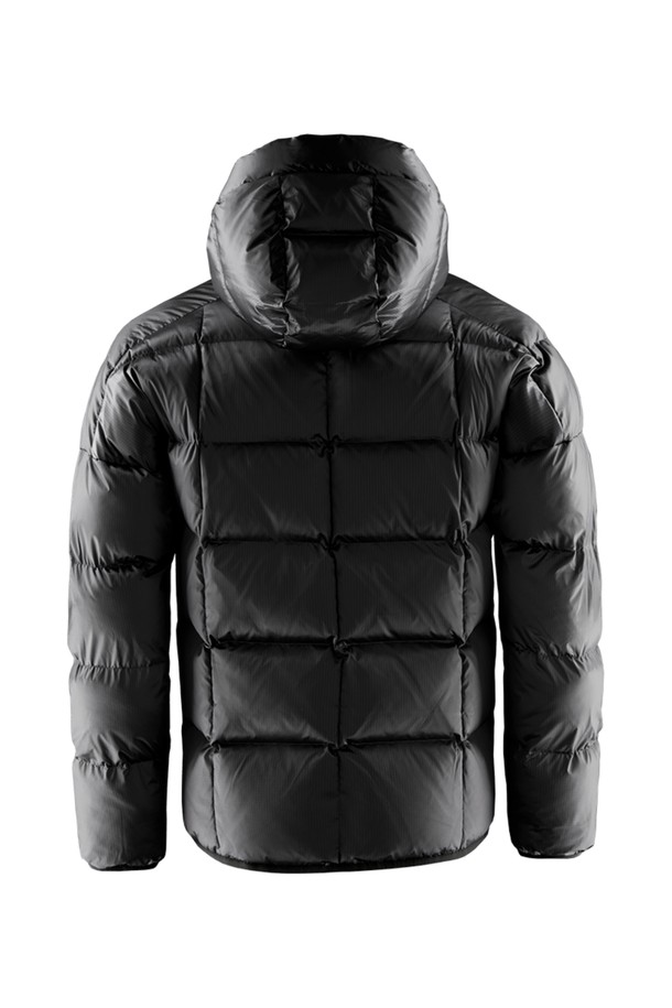 THUNDER REVERSIBLE JACKET(108)는 봄, 가을에 착용하기 좋은 남녀 공용 점퍼입니다. 화이트와 블랙 두 가지 색상으로 출시되었으며, 스포티하고 캐주얼한 스타일을 연출할 수 있습니다. 무지 디자인에 레귤러핏으로 제작되었으며, 나일론 소재로 가볍고 부드러운 촉감을 선사합니다. 양면 착용이 가능한 리버시블 디자인에 집업 방식으로 편안하게 입고 벗을 수 있습니다. 일상 및 스포츠 활동 시에도 활용 가능한 실용적인 아이템입니다.
