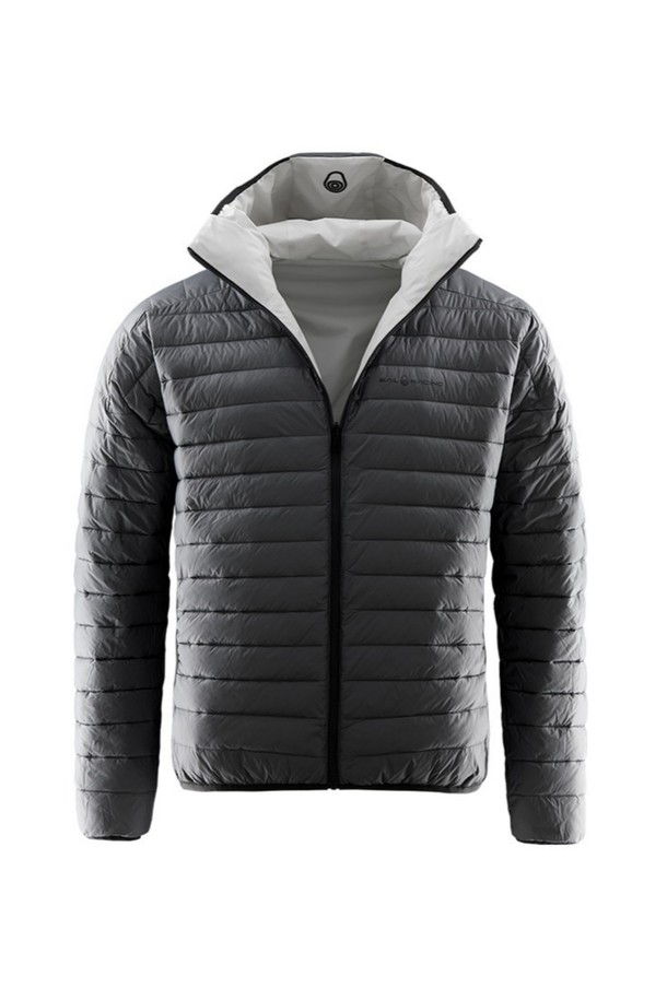 FLOOD 리버시블 재킷(108)은 남녀 모두 착용 가능한, 미니멀하고 스포티한 스타일의 점퍼입니다. 봄, 가을 시즌에 적합하며, 가볍고 부드러운 나일론 소재로 제작되어 편안한 착용감을 제공합니다. 양면 착용이 가능하여 다양한 연출이 가능하며, 지퍼 포켓이 있어 실용성을 더했습니다. 일상 및 스포츠 활동 시, 여행룩이나 산책룩으로 활용하기 좋으며, 방풍 기능으로 쾌적함을 유지합니다. 얇은 두께감과 레귤러 핏으로 제작되어 활동성을 높이고, 무지 디자인으로 어떤 스타일에도 쉽게 매치할 수 있습니다.
