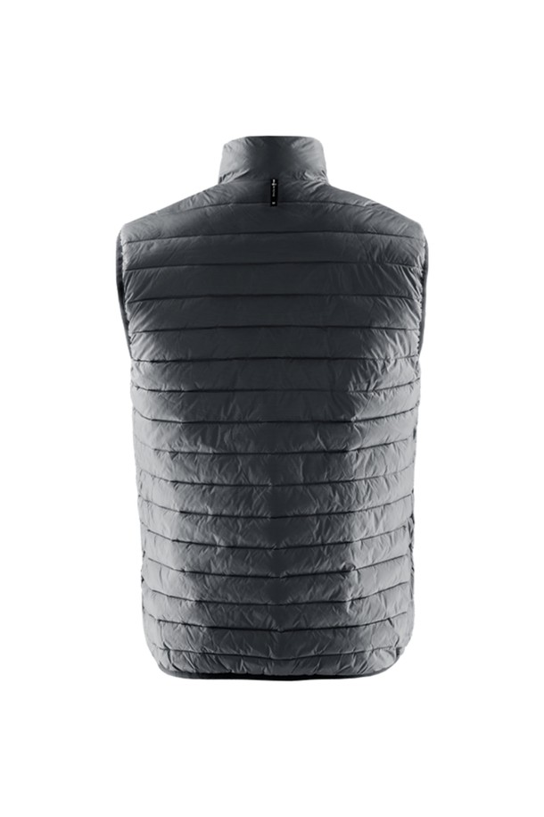 FLOOD REVERSIBLE VEST(108)는 남녀 모두 착용 가능한 리버시블 베스트입니다. 화이트와 블랙 두 가지 색상으로 출시되어 다양한 스타일에 매치하기 용이합니다. 봄, 가을 시즌에 적합하며, 가볍고 부드러운 나일론 소재로 제작되어 편안한 착용감을 선사합니다. 얇은 두께감과 레귤러핏으로 제작되었으며, 집업 방식으로 간편하게 착용할 수 있습니다. 스포티, 캐주얼, 미니멀 스타일을 즐겨 입는 분들께 추천합니다.
