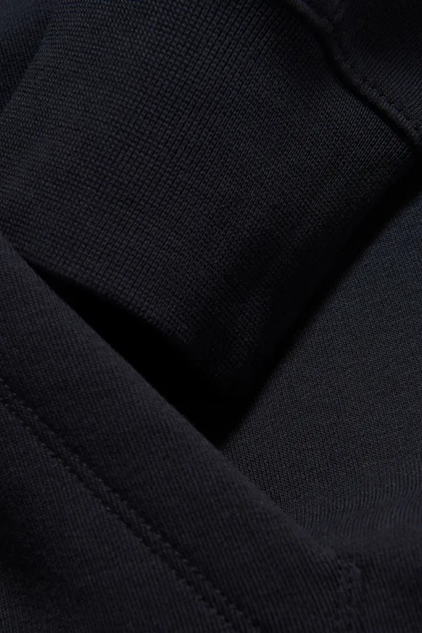 BOWMAN LOGO HOOD(999)는 캐주얼 및 스트리트 스타일을 위한 후드 티셔츠입니다. 남녀 모두 착용 가능하며, 봄, 가을, 겨울에 입기 좋은 두꺼운 면 소재로 제작되었습니다. 블랙 컬러에 로고 패턴이 특징이며, 레귤러 핏과 긴 소매 기장으로 편안한 착용감을 선사합니다. 부드러운 촉감과 후드 디자인이 돋보이는, 일상생활에 적합한 아이템입니다.
