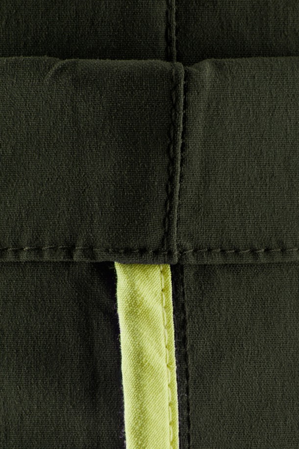 RACE CHINO_785는 남성용 치노 스타일의 긴 바지입니다. 봄, 가을에 적합하며, 캐주얼, 베이직, 클래식, 미니멀 스타일을 연출할 수 있습니다. 카키, 올리브 두 가지 색상으로 제공되며, 레귤러핏 디자인에 면 소재로 제작되었습니다. 무지 패턴의 보통 두께 바지로, 일상생활에서 편안하게 착용할 수 있습니다.
