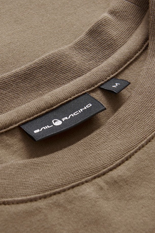 W RACE HEAVY TEE_232는 여성용 반팔 티셔츠로, 라운드넥 디자인과 슬림핏으로 제작되었습니다. 두꺼운 면 소재를 사용하여 내구성이 뛰어나며, 신축성이 있어 퍼포먼스 활동은 물론 일상복으로도 편안하게 착용 가능합니다. LATE BEIGE, ALE LILAC GREEN MIST 색상으로 출시되어 다양한 스타일을 연출할 수 있으며, 봄, 여름 시즌에 적합한 베이직하면서도 스포티한 무드를 연출합니다.
