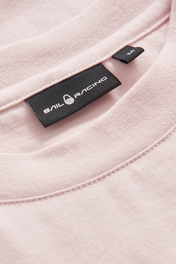 W 레이스 헤비 티_545는 여성용으로 제작된 화이트 컬러의 티셔츠입니다. 봄, 여름에 착용하기 좋은 부드러운 면 소재의 라운드넥 반소매 티셔츠로, 일상생활과 산책룩에 잘 어울립니다. 베이직하고 캐주얼한 스타일과 레귤러핏으로 편안하게 착용할 수 있으며, 무지 디자인에 헤비코튼 소재를 사용하여 튼튼합니다. 미니멀하고 클래식한 무드를 연출하기에 좋은 아이템입니다.
