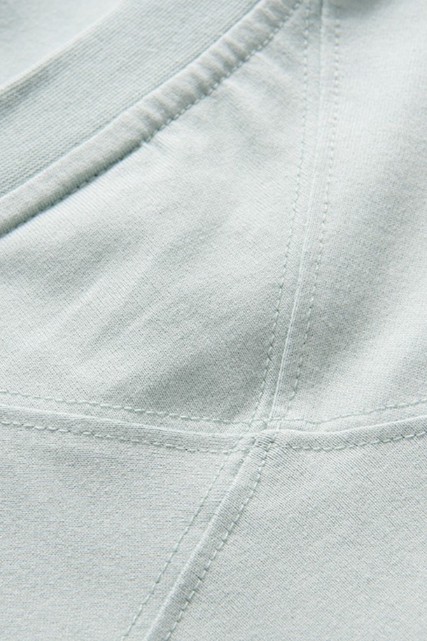 W 레이스 헤비 티셔츠_770은 여성용 화이트 컬러 티셔츠입니다. 봄, 여름 시즌에 어울리는 얇은 두께의 크롭 기장으로, 베이직하고 캐주얼한 스타일을 연출합니다. 부드러운 면 소재로 제작되어 편안한 착용감을 선사하며, 라운드 넥과 반소매 디자인이 특징입니다. 데이트룩, 봄 소풍룩에 적합하며, 캐주얼, 미니멀, 클래식 스타일을 즐겨 입는 분들께 추천합니다. 특히, 레이스 디테일이 더해져 여성스러운 분위기를 더합니다.
