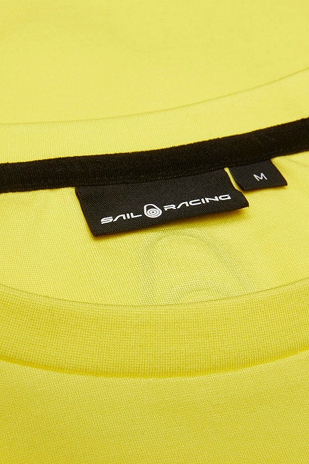 W 레이스 헤비 티_317은 여성용 상의로, 봄, 여름에 산책룩으로 활용하기 좋은 반소매 크롭 티셔츠입니다. 옐로우 컬러의 무지 디자인에 레귤러핏으로 제작되었으며, 헤비 코튼 소재로 두께감 있는 뻣뻣한 촉감을 선사합니다. 캐주얼, 스포티, 미니멀 스타일을 모두 소화할 수 있으며, 라운드넥 디자인으로 편안한 착용감을 제공합니다. 일상생활에서 스타일리시하게 연출하기에 적합한 아이템입니다.
