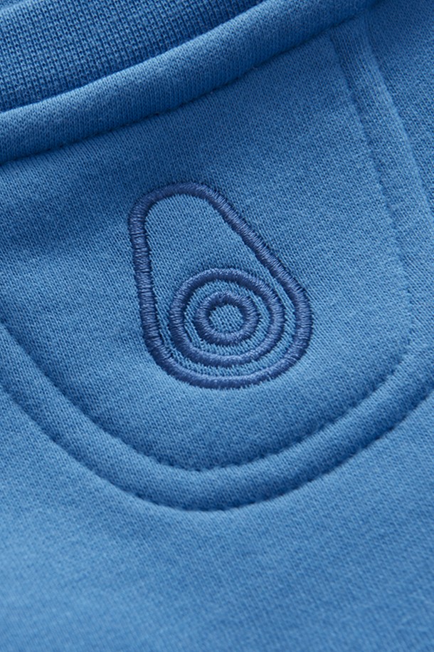 BOWMAN SWEATER_654는 남성용 스웨터로, 가을과 겨울에 따뜻하게 착용할 수 있습니다. 부드러운 면 소재로 제작되어 편안한 촉감을 제공하며, 라운드넥과 긴소매 디자인으로 제작되었습니다. 크롭 기장의 레귤러핏으로 스포티, 캐주얼 스타일을 연출하기 좋으며, 브랜드 로고 프린트가 돋보입니다. 출근룩과 모임룩 모두 활용 가능하며, 캐주얼, 스포티, 미니멀한 스타일을 연출하기에 적합합니다.
