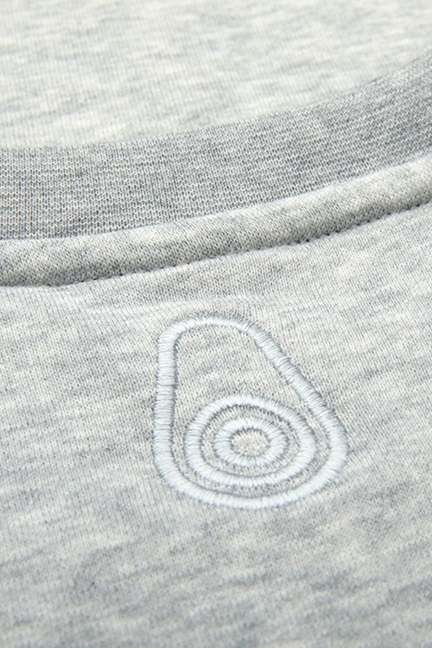 **BOWMAN SWEATER_925 (보우먼 스웨터_925)**는 남성을 위한 베이직하고 캐주얼한 스타일의 상의입니다. 부드러운 촉감의 면 소재로 제작되었으며, 가을과 겨울에 따뜻하게 착용하기 좋습니다. 레귤러 핏에 라운드넥 디자인으로 편안한 착용감을 제공합니다. 그레이 컬러에 로고 프린팅으로 포인트를 더했으며, 두꺼운 두께감과 긴 소매 기장으로 보온성을 높였습니다. 캐주얼, 클래식, 미니멀 스타일을 즐겨 입는 분들에게 추천합니다.
