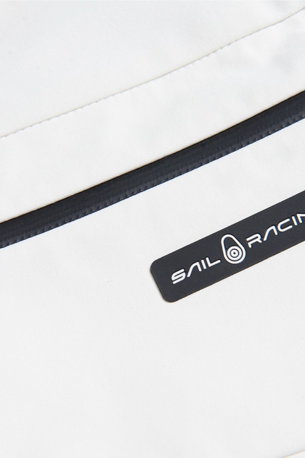 W 레이스 카고 쇼츠_120은 여름 시즌 여성 고객을 위한 캐주얼 반바지입니다. 깨끗한 화이트 컬러에 레귤러핏으로 제작되어 편안한 착용감을 제공하며, 스포티하고 미니멀한 스타일을 연출합니다. 카고 포켓 디테일이 있어 실용성을 더했으며, 휴가룩을 포함한 다양한 일상 룩에 활용하기 좋습니다. 가볍고 시원한 소재로 제작되어 여름철에도 쾌적하게 착용할 수 있습니다.
