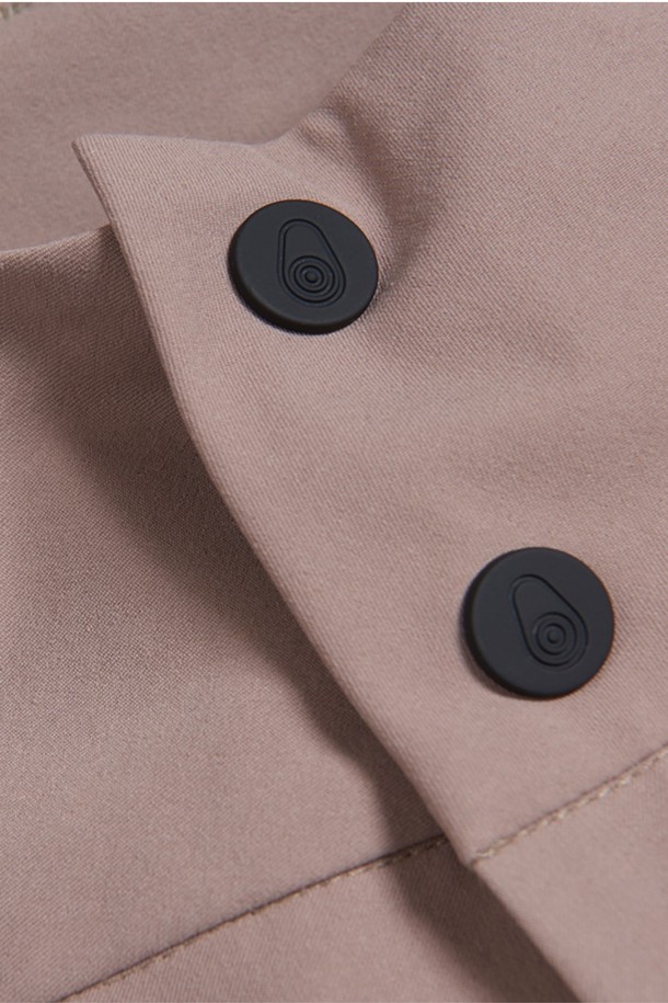 W 레이스 카고 쇼츠_230은 여성용 카고 숏팬츠입니다. 베이지와 핑크 두 가지 색상으로 출시되었으며, 캐주얼, 스포티한 스타일을 연출할 수 있습니다. 봄, 여름 시즌에 일상, 아웃도어, 여행룩에 적합하며, 레귤러핏으로 편안하게 착용 가능합니다. 카고 포켓과 플랩 포켓 디테일이 특징입니다.
