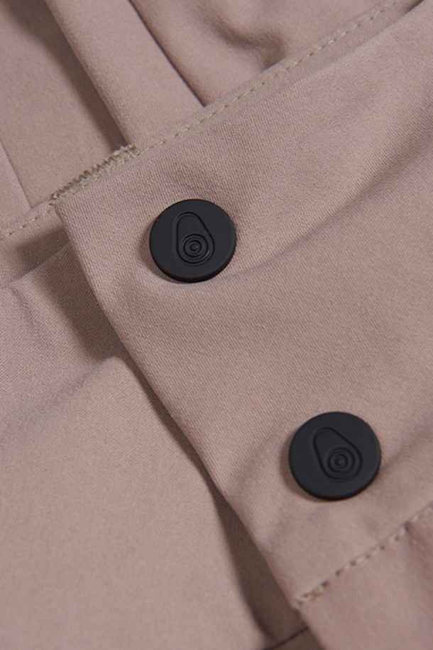 W 레이스 카고 팬츠_230은 여성용 카고 팬츠입니다. 베이지 색상의 무지 디자인으로, 캐주얼 및 스포티한 스타일을 연출합니다. 봄, 여름, 가을 시즌에 적합하며, 레귤러핏 크롭 기장으로 활동성을 높였습니다. 넉넉한 수납을 위한 카고 포켓 디테일이 돋보입니다. 일상과 아웃도어 활동 모두에 활용하기 좋은 아이템입니다.
