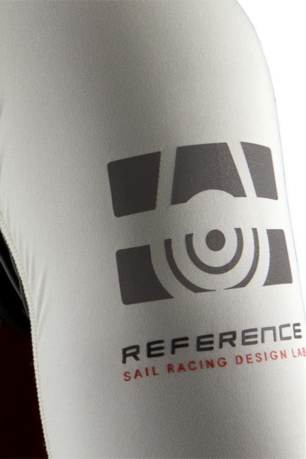 REFERENCE LS 래쉬가드_915는 수영, 서핑, 수상 스포츠를 즐기기에 적합한 공용 래쉬가드입니다. 슬림핏 디자인에, 부드러운 촉감과 긴 소매 기장으로 제작되었으며, 자외선 차단 및 신축성, 속건 기능성을 갖춰 활동성을 높였습니다. 여름 휴가, 리조트, 바캉스룩에 잘 어울리는 스포티한 스타일의 무지 래쉬가드로, 그레이, 블랙, 오렌지 3가지 색상으로 만나보세요. 나일론과 스판덱스 혼방 소재로 제작되어 얇고 편안한 착용감을 선사합니다. 라운드넥 디자인으로 어떤 스타일에도 쉽게 매치할 수 있습니다.
