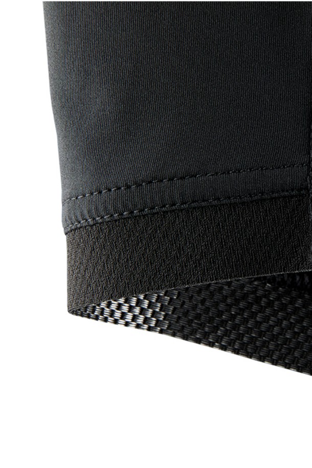 REFERENCE LS 래쉬가드_999는 수영, 서핑, 수상 스포츠를 즐기기에 적합한 남녀 공용 래쉬가드입니다. 여름 시즌에 어울리는 슬림핏 디자인으로, 나일론과 스판덱스 혼방 소재를 사용하여 부드러운 촉감과 뛰어난 신축성을 제공합니다. 긴 소매와 레귤러 기장으로 제작되었으며, 자외선(UV) 차단 및 속건 기능으로 쾌적한 착용감을 선사합니다. 깔끔한 무지 디자인에 로고 프린트가 더해져 스포티하고 미니멀한 스타일을 연출하며, 휴가룩과 여름 바캉스룩에 활용하기 좋습니다.
