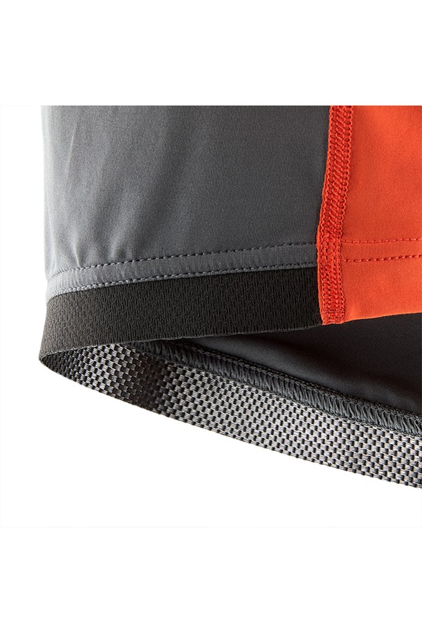 REFERENCE SS 래쉬가드_490은 여름철 수영, 서핑, 수상 스포츠를 즐기기에 적합한 스포티한 래쉬가드입니다. 슬림핏 디자인에 라운드넥으로 제작되었으며, 얇고 부드러운 촉감의 나일론과 스판덱스 혼방 소재로 편안한 착용감을 제공합니다. 자외선 차단, 흡습, 속건 기능을 갖춰 여름 바캉스룩, 휴가룩으로 활용하기 좋습니다. 반소매에 무지 패턴의 레드 컬러로, 어떤 스타일에도 쉽게 매치할 수 있습니다.
