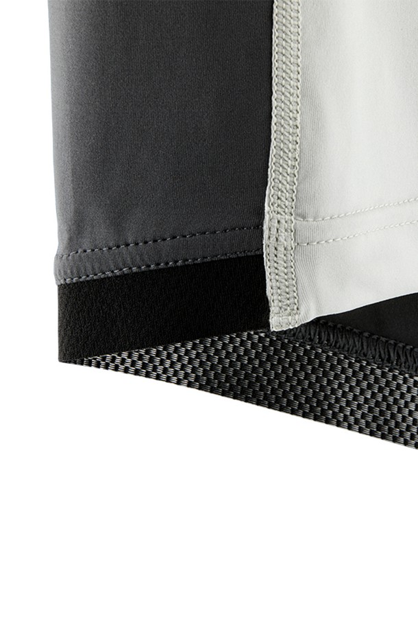 REFERENCE SS 래쉬가드_915는 수영, 서핑, 수상 스포츠를 즐길 때 적합한 남녀 공용 래쉬가드입니다. 여름철 휴가, 리조트, 바캉스룩에 어울리는 스포티하고 미니멀한 디자인으로, 슬림핏의 레귤러 기장으로 제작되었습니다. 화이트와 오렌지 두 가지 색상으로 제공되며, 부드러운 촉감의 나일론과 스판덱스 혼방 소재로 제작되어 우수한 신축성과 속건 기능을 제공합니다. 라운드넥에 반소매 디자인, 얇은 두께감으로 편안하게 착용 가능하며, 자외선 차단 기능이 있어 야외 활동 시 피부를 보호해 줍니다.
