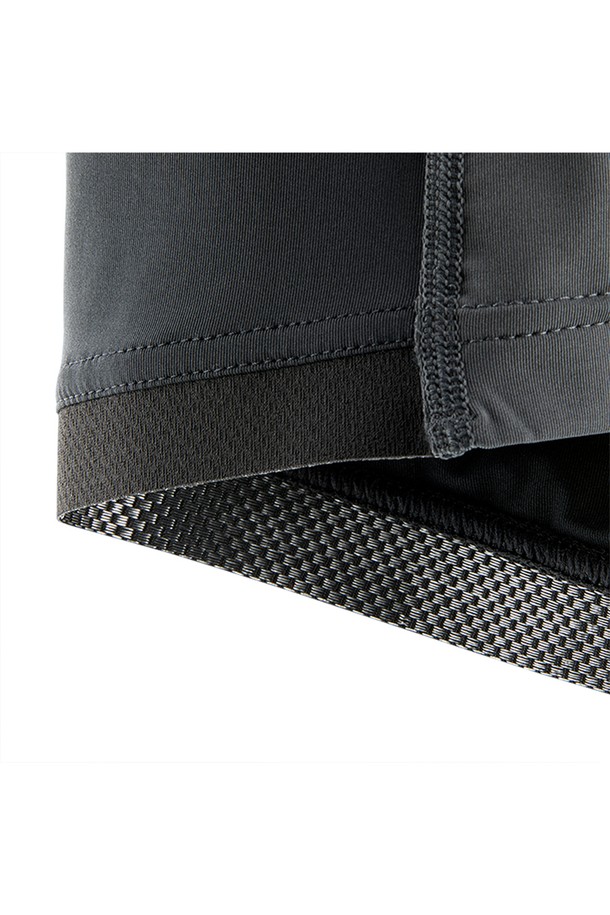 REFERENCE SS 래쉬가드_965는 남성용 래쉬가드로 수영, 서핑 등 여름철 물놀이에 적합합니다. 블랙 컬러의 슬림핏 디자인으로, 나일론과 스판덱스 혼방 소재를 사용하여 부드러운 촉감과 얇은 두께로 편안한 착용감을 제공합니다. 반소매 라운드넥 디자인에 UV 차단 및 속건 기능이 있어 활동적인 물놀이에도 쾌적함을 유지시켜줍니다. 특히, 스포티하고 미니멀한 스타일을 추구하는 휴가룩, 바캉스룩에 완벽하게 어울립니다. 로고 프린트가 디자인의 포인트를 더합니다.
