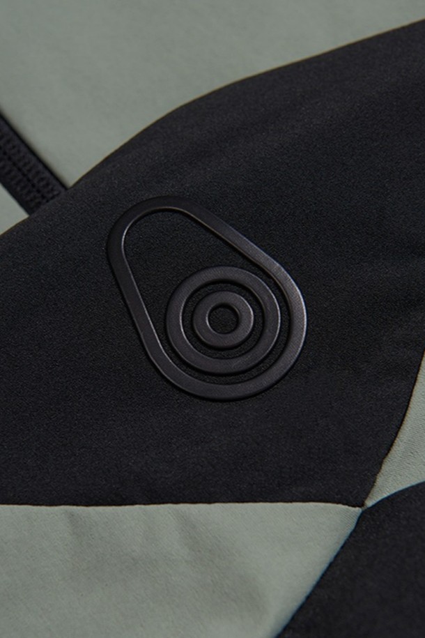 W 레이스 라이트 재킷_716은 여성용 래쉬가드로, 여름철 수영, 서핑, 수상 스포츠를 즐기기에 적합합니다. 그레이, 블랙 두 가지 색상으로 출시되었으며, 스포티한 스타일을 연출합니다. 슬림핏에 라운드넥 디자인이며, 긴소매와 얇은 두께로 제작되었습니다. 나일론과 스판덱스 혼방 소재로 부드러운 촉감과 뛰어난 신축성, UV 차단 및 속건 기능을 제공합니다. 집업 스타일과 지퍼 포켓 디테일이 특징이며, 휴가룩 및 여름 바캉스룩에 미니멀한 스타일을 더해줍니다.
