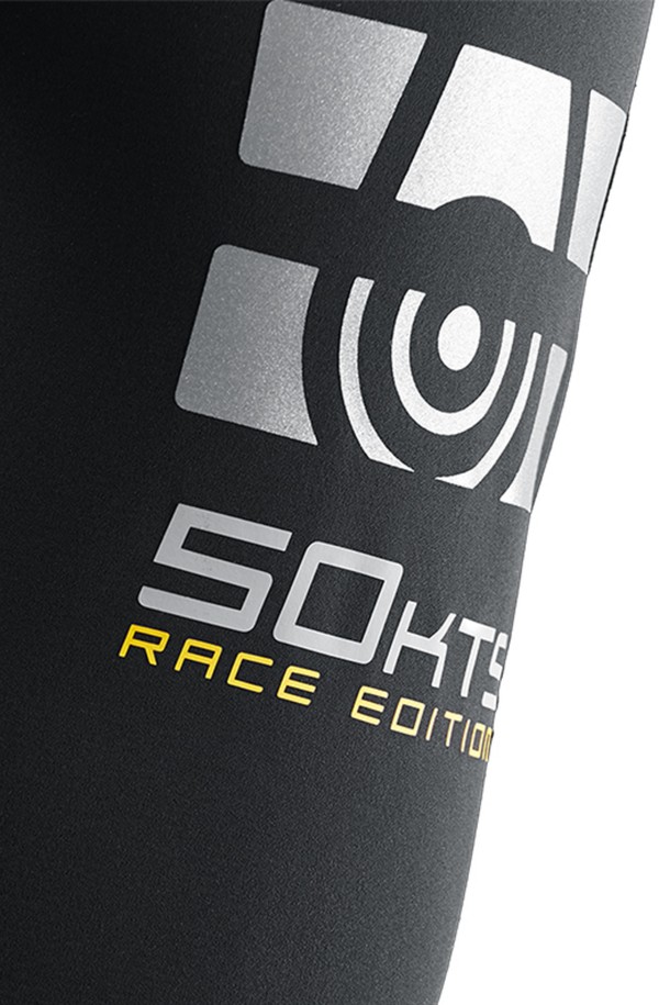 Orca Hybrid Ls_999 (오르카 하이브리드 Ls_999)는 수영, 서핑, 스킨스쿠버 등 수상 스포츠에 적합한 긴소매 래쉬가드입니다. 슬림핏 디자인과 하프넥 스타일로 스포티한 무드를 연출하며, 여름철 휴가룩과 휴양지룩을 완성합니다. 블랙과 그레이 두 가지 색상으로 출시되었으며, 자외선 차단 및 신축성이 뛰어난 나일론과 스판덱스 혼방 소재로 제작되어 활동성을 높였습니다. 래쉬가드 전면에 로고 프린팅으로 포인트를 주어 미니멀하면서도 세련된 디자인을 자랑합니다.
