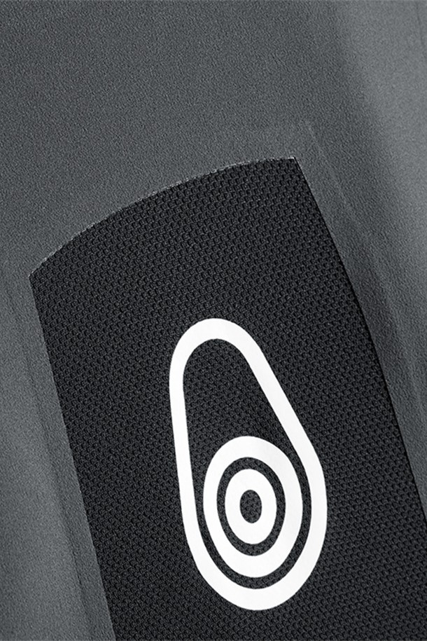 Orca (오르카) 하이브리드 비브 레깅스_999는 수영 및 스킨스쿠버 활동에 적합한 남성용 긴바지입니다. 나일론과 스판덱스 소재로 제작되어 뛰어난 신축성과 방수 기능을 제공하며, 여름철 휴가룩과 바캉스룩에 잘 어울립니다. 슬림핏 디자인에 멜빵 디테일을 더해 스포티하면서도 미니멀한 스타일을 연출합니다. 블랙, 그레이 두 가지 색상으로 출시되어 다양한 상의와 매치하기 좋습니다.
