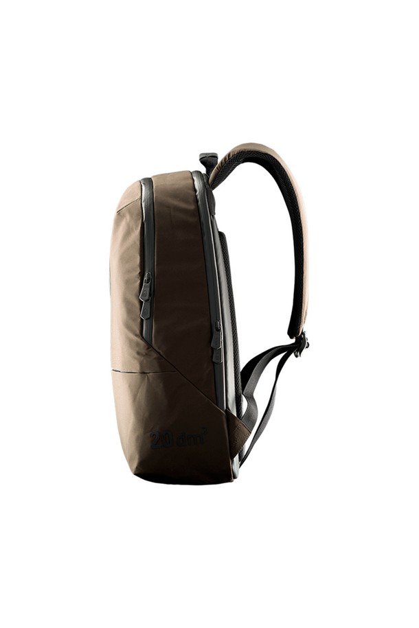 RACE (레이스) 20DM3 BACKPACK_232 백팩은 남성을 위해 디자인된 미디엄 사이즈의 사각 백팩입니다. 브라운 컬러의 무지 디자인으로, 나일론 소재를 사용하여 내구성을 높였습니다. 넉넉한 수납공간과 더블 지퍼, 메쉬 등판, 패딩 처리 등 다양한 기능으로 일상 및 여행 시 편리하게 사용할 수 있습니다. 캐주얼, 미니멀, 시티보이 스타일을 즐기는 분들께 여행룩, 출근룩에 매치하기 좋은 아이템입니다. 전면에 로고 장식이 포인트로 디자인되었습니다.
