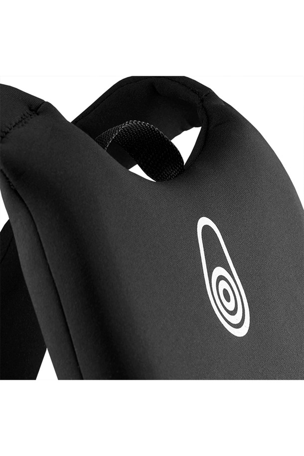 SR90 네오 PFD_999는 수상 스포츠와 세일링에 적합한 남녀 공용 구명조끼입니다. 블랙 색상의 레귤러 핏으로, 여름철 휴가, 리조트, 바캉스룩에 잘 어울리는 스포티한 스타일을 연출합니다. 두꺼운 두께의 네오프렌 소재로 제작되었으며, 민소매 디자인과 라운드넥이 특징입니다. 조절 가능한 스트랩과 안전 버클, 방수, 부력, 보호 기능을 갖춰 안전한 수상 활동을 지원합니다.
