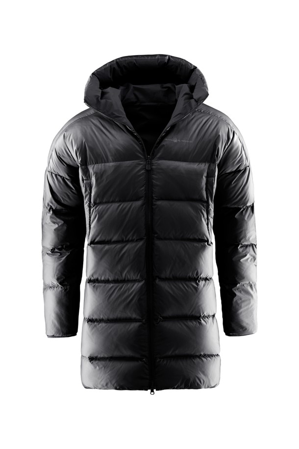 THUNDER REVERSIBLE PARKA(썬더 리버시블 파카)는 남녀 공용으로 착용 가능한 방수 및 보온 기능의 겨울/가을용 아우터입니다. 무지 디자인의 블랙 컬러로, 캐주얼, 스포티, 미니멀 스타일을 연출하기 좋습니다. 두꺼운 두께감과 부드러운 촉감의 나일론 소재로 제작되었으며, 레귤러핏에 긴소매, 후드, 집업 여밈 방식을 갖추었습니다. 양면 착용이 가능하여 실용성을 높인 리버시블 파카입니다.
