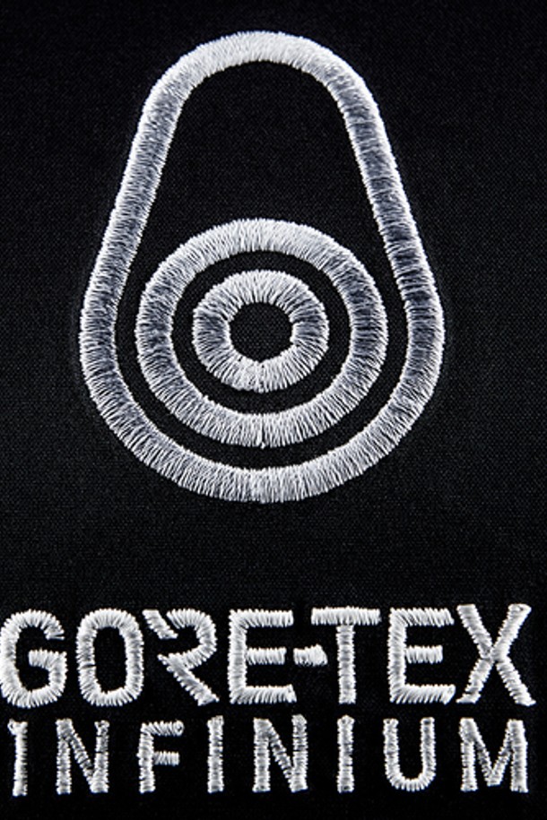 블랙 색상의 남성용 GLACIER 재킷(999)입니다. 겨울철 일상 및 아웃도어 활동에 적합하며, 스포티하고 미니멀한 스타일을 연출합니다. 넉넉한 두께감의 패딩 코트 타입으로, 방수 기능과 뛰어난 보온성을 제공합니다. 후드와 다양한 포켓 디테일이 있으며, 레귤러핏으로 편안하게 착용할 수 있습니다. 등산룩, 여행룩과 같은 다양한 TPO에 활용 가능합니다.
