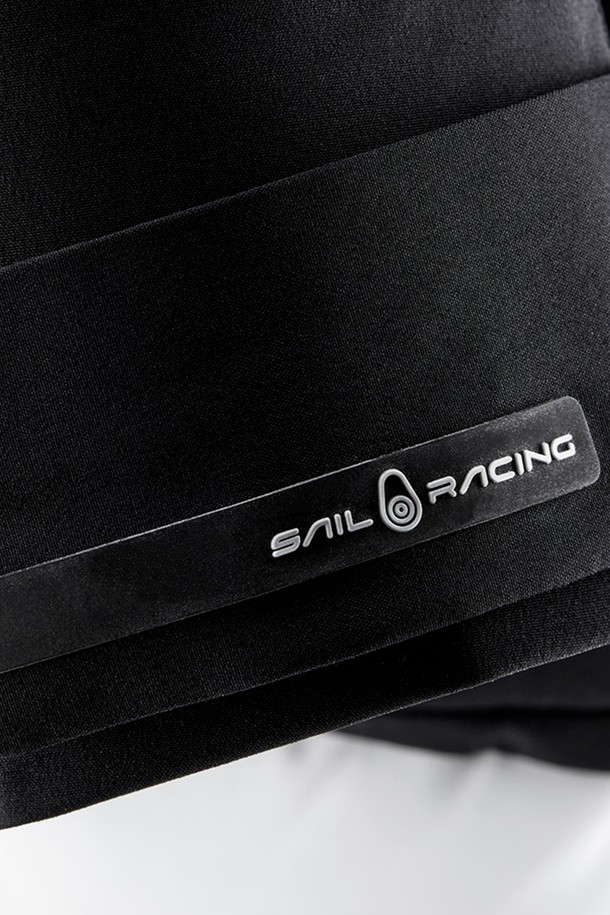 블랙과 화이트 컬러로 출시된 GLACIER 재킷(106)은 남성용 겨울 아우터입니다. 보온성과 방수 기능을 갖춘 두꺼운 두께의 패딩 재킷으로, 일상생활과 아웃도어 활동 모두에 적합합니다. 레귤러 핏의 긴 소매 집업 스타일이며, 스포티, 캐주얼, 미니멀한 스타일을 연출할 수 있습니다. 무지 패턴에 포켓 디테일과 배색 디자인이 더해져 세련된 느낌을 줍니다. 여행룩, 캠핑룩 등 다양한 TPO에 활용 가능합니다.
