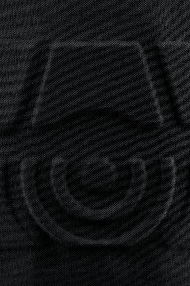 글래시어 베이 재킷(GLACIER BAY JACKET)은 방수, 방풍 기능과 보온성을 갖춘 겨울철 윈터 재킷입니다. GORE-TEX 소재와 PFC-ZERO DWR 처리를 통해 뛰어난 방수 기능을 제공하며, 그래핀 라이닝으로 보온성을 높였습니다. 스포티하고 아웃도어 스타일을 연출하며, 등산, 스노우스포츠, 일상생활에서 활용하기 좋습니다. 4개의 허리 포켓과 2개의 내부 지퍼 포켓, 접이식 후드, 방수 YKK 지퍼 등의 디테일이 돋보입니다. 올리브 다크 네이비, 웜 베이지, 글래시어 베이 세 가지 색상으로 출시되었습니다.
