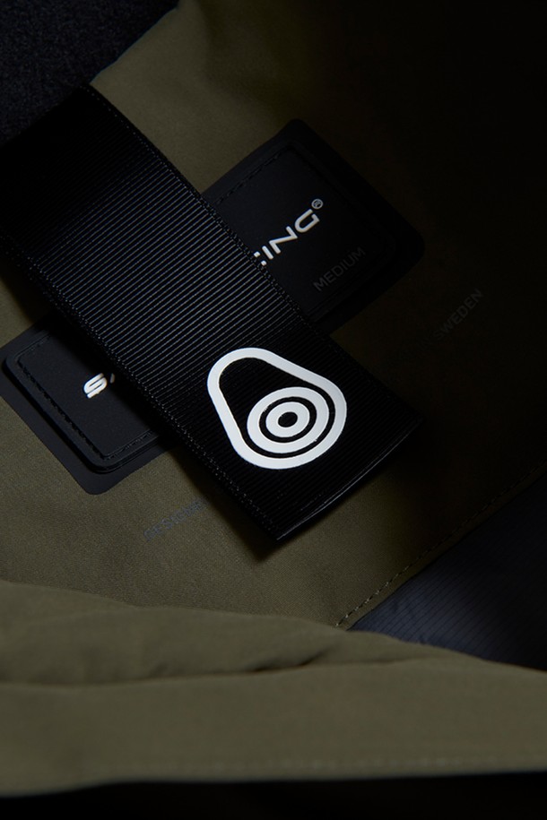 글래시어 베이 재킷(GLACIER BAY JACKET)은 방수, 방풍 기능을 갖춘 남녀 공용 테크니컬 재킷입니다. 하이킹, 스노우스포츠, 아웃도어 활동에 적합하며, 겨울철 스타일리시한 등산룩, 데일리룩, 여행룩을 연출할 수 있습니다. GORE-TEX 소재와 그래핀 라이닝, 프리마로프트 충전재를 사용하여 보온성을 높였으며, YKK 지퍼, 후드 및 밑단 조절 기능으로 편의성을 더했습니다. 카본 다크 네이비, 웜 베이지, 글래시어 베이, 올리브 등 4가지 색상으로 출시되어, 스포티하고 미니멀한 아웃도어 스타일을 완성합니다. 부드러운 촉감의 두꺼운 패딩 안감과 긴소매 디자인으로 겨울철 추위로부터 몸을 보호해 줍니다.
