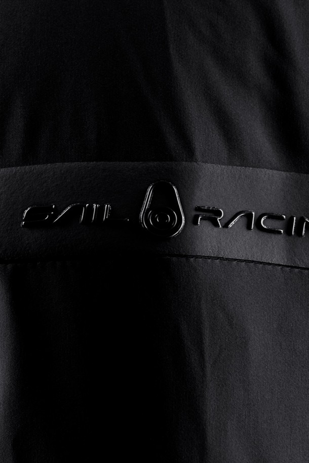 THUNDER REVERSIBLE JACKET(썬더 리버시블 재킷)은 일상, 여행, 산책 등 다양한 상황에서 활용하기 좋은 남녀 공용 점퍼입니다. 봄, 가을에 적합하며, 스포티하고 캐주얼한 스타일을 연출할 수 있습니다. 무지 디자인에 블랙 컬러로, 어떤 옷에도 쉽게 매치할 수 있습니다. 얇은 두께의 나일론 소재와 부드러운 촉감, 방수 및 방풍 기능으로 편안함과 실용성을 동시에 제공합니다. 리버시블 디자인으로 두 가지 스타일을 즐길 수 있는 레귤러핏 기장의 긴소매 집업 재킷입니다.
