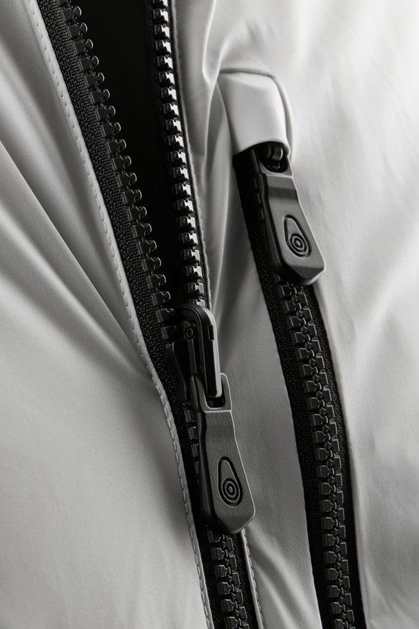 THUNDER REVERSIBLE JACKET(108)는 봄, 가을에 착용하기 좋은 남녀 공용 점퍼입니다. 화이트와 블랙 두 가지 색상으로 출시되었으며, 스포티하고 캐주얼한 스타일을 연출할 수 있습니다. 무지 디자인에 레귤러핏으로 제작되었으며, 나일론 소재로 가볍고 부드러운 촉감을 선사합니다. 양면 착용이 가능한 리버시블 디자인에 집업 방식으로 편안하게 입고 벗을 수 있습니다. 일상 및 스포츠 활동 시에도 활용 가능한 실용적인 아이템입니다.
