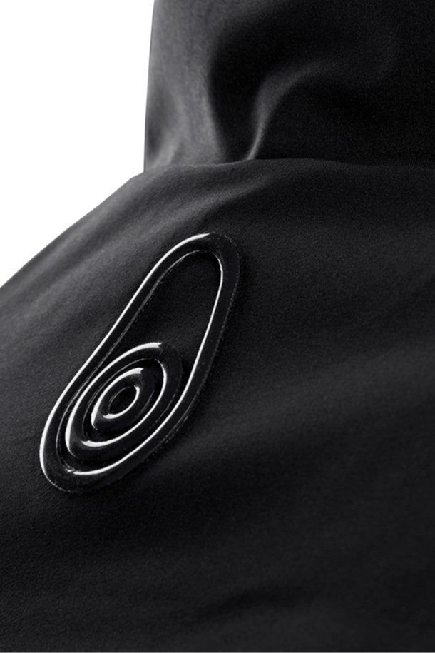 FLOOD 리버시블 베스트(999)는 봄, 가을 시즌에 활용하기 좋은 공용 베스트입니다. 블랙 색상의 무지 디자인으로, 캐주얼과 스포티한 스타일 연출에 용이합니다. 나일론 소재로 제작되어 부드러운 촉감을 제공하며, 레귤러 핏의 집업 스타일로 편안하게 착용할 수 있습니다. 양면으로 활용 가능한 리버시블 디자인은 다양한 스타일을 연출하도록 돕습니다. 산책이나 여행 시, 가볍고 실용적인 아우터로 추천합니다.
