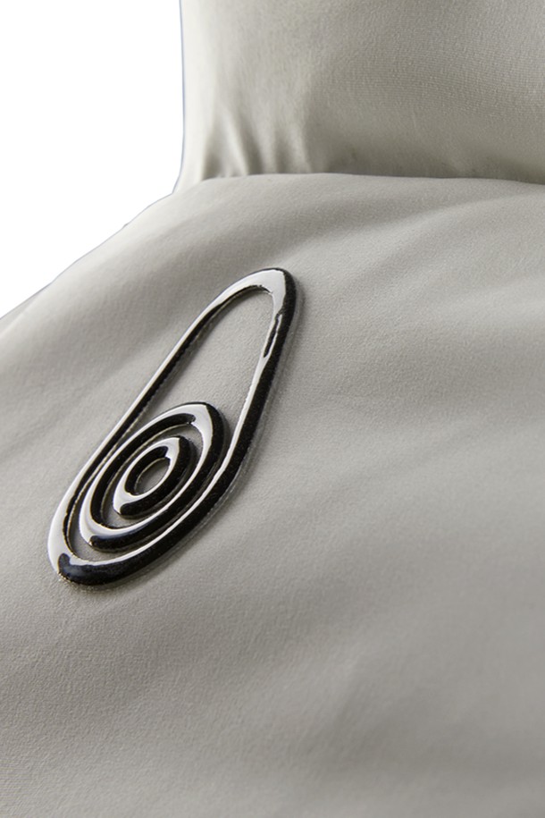 FLOOD REVERSIBLE VEST(108)는 남녀 모두 착용 가능한 리버시블 베스트입니다. 화이트와 블랙 두 가지 색상으로 출시되어 다양한 스타일에 매치하기 용이합니다. 봄, 가을 시즌에 적합하며, 가볍고 부드러운 나일론 소재로 제작되어 편안한 착용감을 선사합니다. 얇은 두께감과 레귤러핏으로 제작되었으며, 집업 방식으로 간편하게 착용할 수 있습니다. 스포티, 캐주얼, 미니멀 스타일을 즐겨 입는 분들께 추천합니다.
