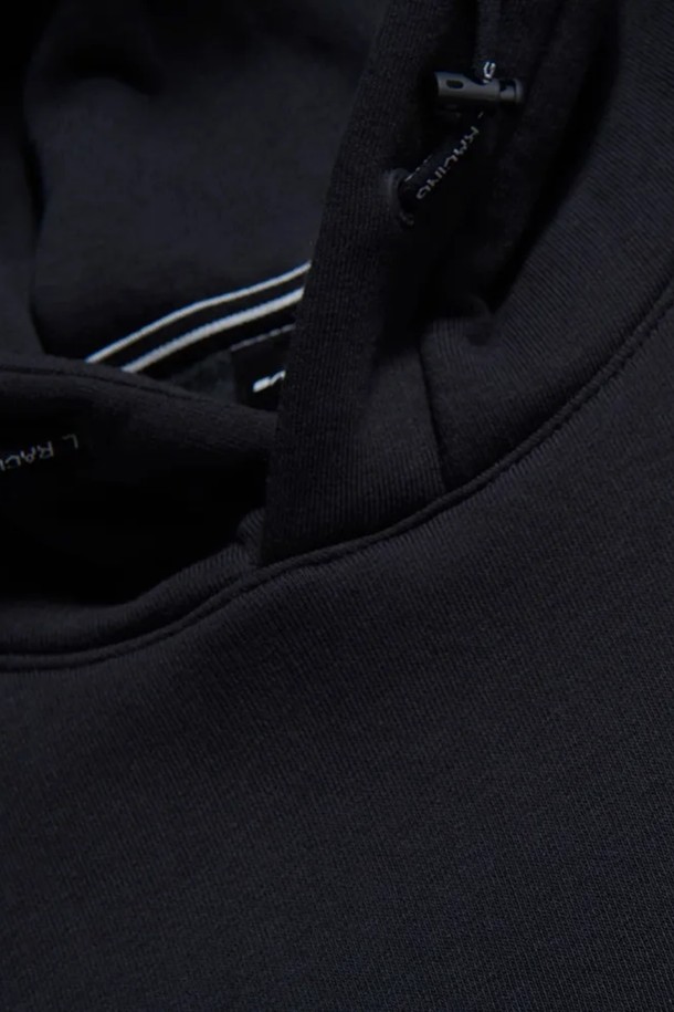 BOWMAN LOGO HOOD(999)는 캐주얼 및 스트리트 스타일을 위한 후드 티셔츠입니다. 남녀 모두 착용 가능하며, 봄, 가을, 겨울에 입기 좋은 두꺼운 면 소재로 제작되었습니다. 블랙 컬러에 로고 패턴이 특징이며, 레귤러 핏과 긴 소매 기장으로 편안한 착용감을 선사합니다. 부드러운 촉감과 후드 디자인이 돋보이는, 일상생활에 적합한 아이템입니다.
