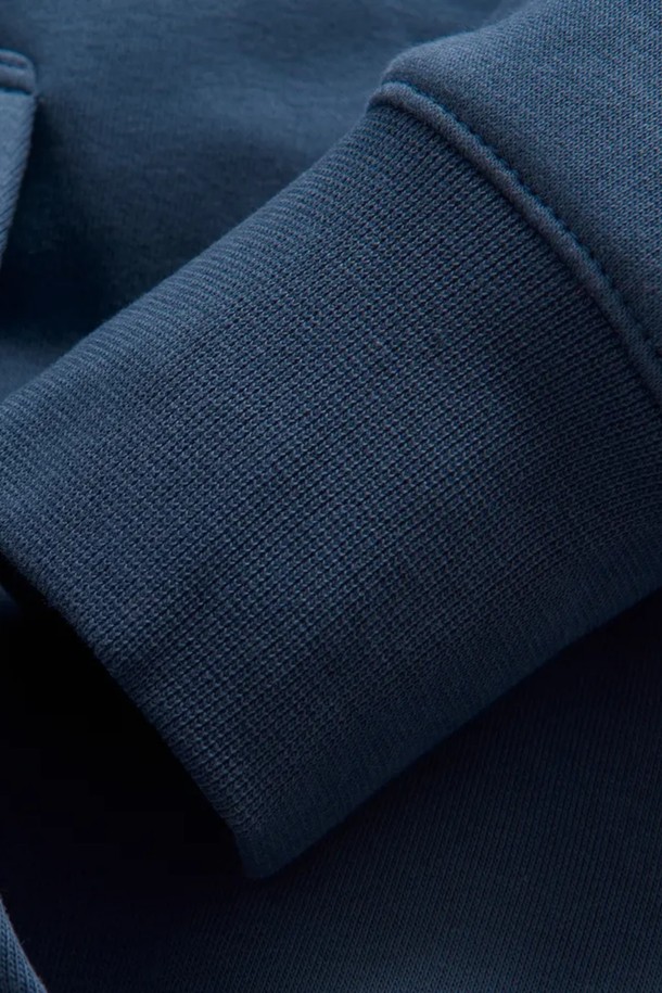 BOWMAN LOGO HOOD(685)는 부드러운 면 소재로 제작되어 편안한 착용감을 제공하는 후드 티셔츠입니다. 네이비 색상에 로고 패턴이 돋보이며, 캐주얼, 스포티, 미니멀 스타일을 연출하기 좋습니다. 가을, 겨울 시즌에 어울리는 두꺼운 두께감으로 보온성을 높였으며, 레귤러 핏과 긴소매 디자인으로 활동성을 더했습니다. 일상생활에서 폭넓게 활용할 수 있는 실용적인 아이템입니다.
