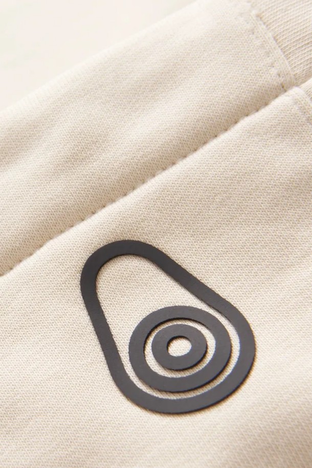 BOWMAN LOGO HOOD(115)는 아이보리, 베이지 색상으로 출시된 공용 후드티입니다. 봄, 가을, 겨울 계절에 착용하기 좋으며, 베이직하고 캐주얼한 스타일을 연출할 수 있습니다. 면 소재로 제작되어 부드러운 촉감을 선사하며, 레귤러핏에 레귤러 기장으로 편안하게 착용 가능합니다. 로고 프린트가 돋보이는 캐주얼, 미니멀 스타일의 긴소매 후드티입니다.
