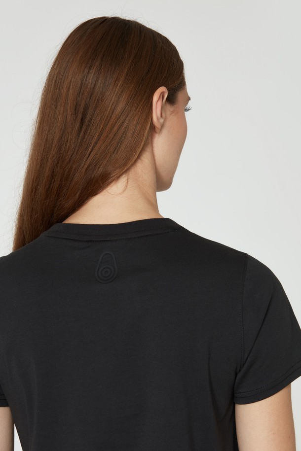 W 게일 로고 티셔츠_999는 여성용으로 출시된 베이직 스타일의 크롭 티셔츠입니다. 부드러운 면 소재로 제작되어 봄, 여름철에 시원하게 착용하기 좋습니다. 심플한 라운드넥 디자인에 레귤러핏으로 편안한 착용감을 선사합니다. 블랙 컬러 바탕에 로고 프린팅으로 포인트를 더했으며, 반소매 기장과 얇은 두께로 시원함을 강조했습니다. 캐주얼, 미니멀 스타일을 즐겨 입는 분들께 추천합니다.
