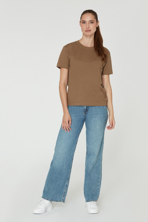 W RACE HEAVY TEE_232는 여성용 반팔 티셔츠로, 라운드넥 디자인과 슬림핏으로 제작되었습니다. 두꺼운 면 소재를 사용하여 내구성이 뛰어나며, 신축성이 있어 퍼포먼스 활동은 물론 일상복으로도 편안하게 착용 가능합니다. LATE BEIGE, ALE LILAC GREEN MIST 색상으로 출시되어 다양한 스타일을 연출할 수 있으며, 봄, 여름 시즌에 적합한 베이직하면서도 스포티한 무드를 연출합니다.
