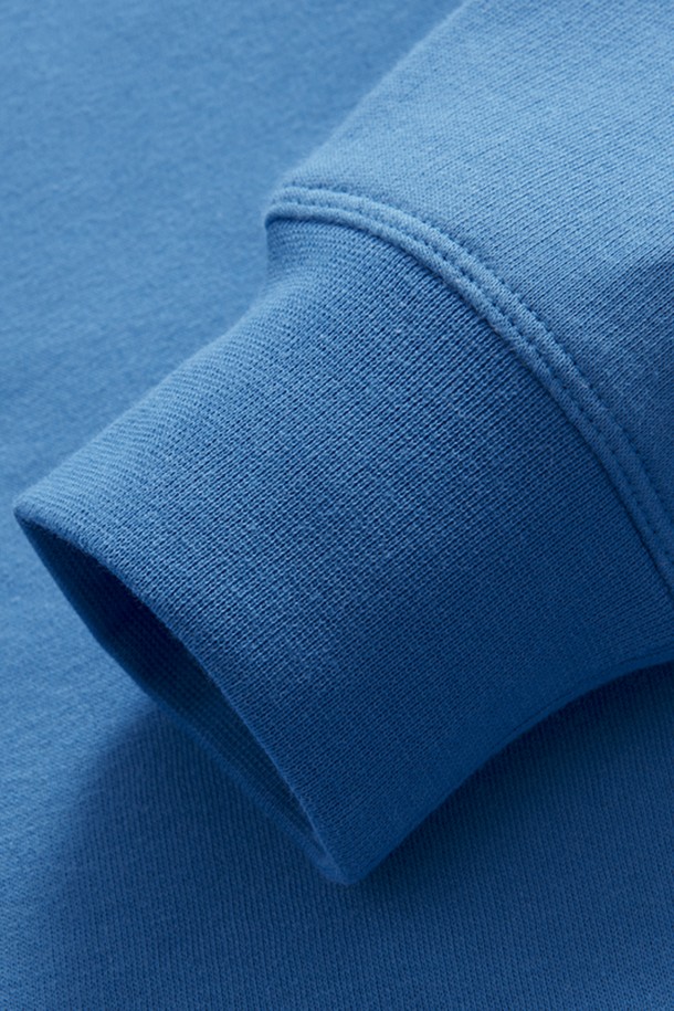 BOWMAN SWEATER_654는 남성용 스웨터로, 가을과 겨울에 따뜻하게 착용할 수 있습니다. 부드러운 면 소재로 제작되어 편안한 촉감을 제공하며, 라운드넥과 긴소매 디자인으로 제작되었습니다. 크롭 기장의 레귤러핏으로 스포티, 캐주얼 스타일을 연출하기 좋으며, 브랜드 로고 프린트가 돋보입니다. 출근룩과 모임룩 모두 활용 가능하며, 캐주얼, 스포티, 미니멀한 스타일을 연출하기에 적합합니다.
