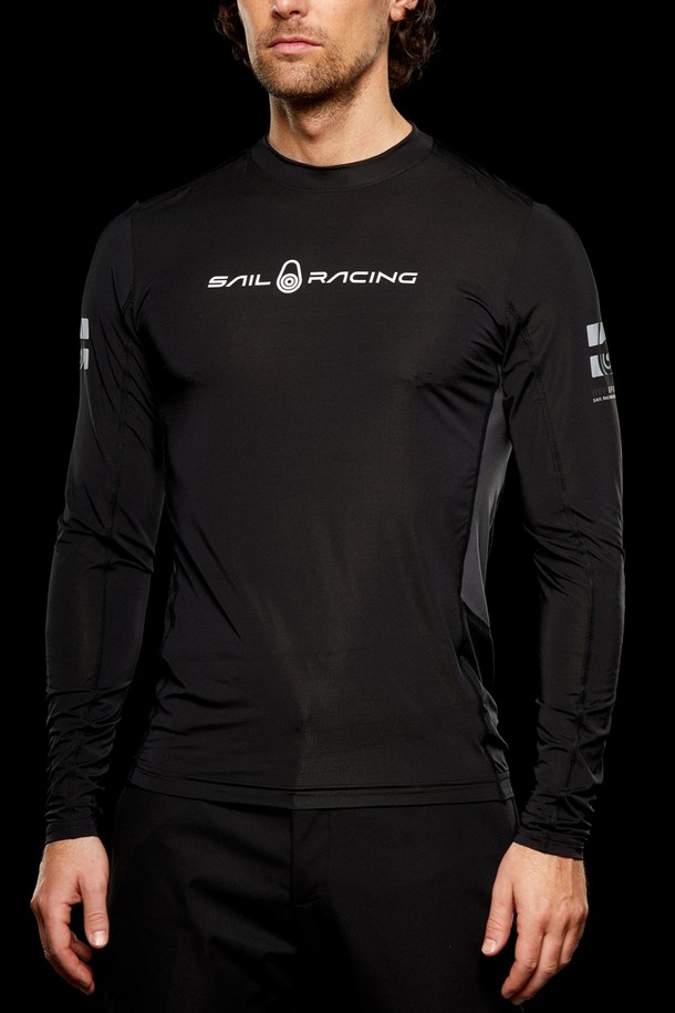 REFERENCE LS 래쉬가드_999는 수영, 서핑, 수상 스포츠를 즐기기에 적합한 남녀 공용 래쉬가드입니다. 여름 시즌에 어울리는 슬림핏 디자인으로, 나일론과 스판덱스 혼방 소재를 사용하여 부드러운 촉감과 뛰어난 신축성을 제공합니다. 긴 소매와 레귤러 기장으로 제작되었으며, 자외선(UV) 차단 및 속건 기능으로 쾌적한 착용감을 선사합니다. 깔끔한 무지 디자인에 로고 프린트가 더해져 스포티하고 미니멀한 스타일을 연출하며, 휴가룩과 여름 바캉스룩에 활용하기 좋습니다.
