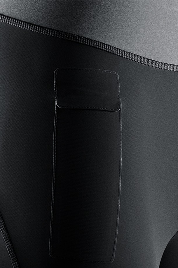 Orca (오르카) 하이브리드 비브 레깅스_999는 수영 및 스킨스쿠버 활동에 적합한 남성용 긴바지입니다. 나일론과 스판덱스 소재로 제작되어 뛰어난 신축성과 방수 기능을 제공하며, 여름철 휴가룩과 바캉스룩에 잘 어울립니다. 슬림핏 디자인에 멜빵 디테일을 더해 스포티하면서도 미니멀한 스타일을 연출합니다. 블랙, 그레이 두 가지 색상으로 출시되어 다양한 상의와 매치하기 좋습니다.
