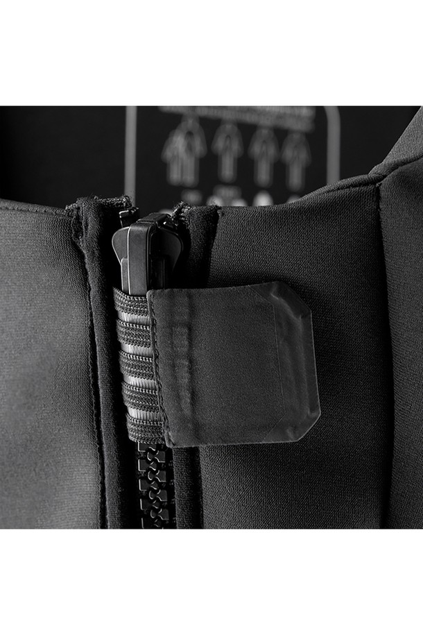 SR90 네오 PFD_999는 수상 스포츠와 세일링에 적합한 남녀 공용 구명조끼입니다. 블랙 색상의 레귤러 핏으로, 여름철 휴가, 리조트, 바캉스룩에 잘 어울리는 스포티한 스타일을 연출합니다. 두꺼운 두께의 네오프렌 소재로 제작되었으며, 민소매 디자인과 라운드넥이 특징입니다. 조절 가능한 스트랩과 안전 버클, 방수, 부력, 보호 기능을 갖춰 안전한 수상 활동을 지원합니다.
