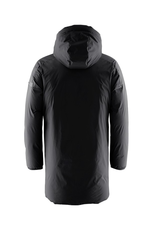 THUNDER REVERSIBLE PARKA(썬더 리버시블 파카)는 남녀 공용으로 착용 가능한 방수 및 보온 기능의 겨울/가을용 아우터입니다. 무지 디자인의 블랙 컬러로, 캐주얼, 스포티, 미니멀 스타일을 연출하기 좋습니다. 두꺼운 두께감과 부드러운 촉감의 나일론 소재로 제작되었으며, 레귤러핏에 긴소매, 후드, 집업 여밈 방식을 갖추었습니다. 양면 착용이 가능하여 실용성을 높인 리버시블 파카입니다.
