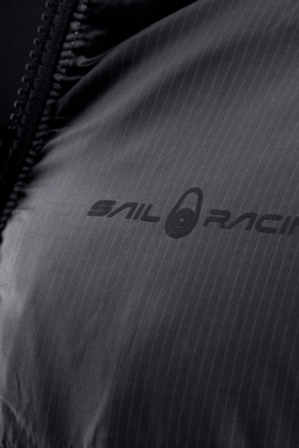 블랙 색상의 남성용 GLACIER 재킷(999)입니다. 겨울철 일상 및 아웃도어 활동에 적합하며, 스포티하고 미니멀한 스타일을 연출합니다. 넉넉한 두께감의 패딩 코트 타입으로, 방수 기능과 뛰어난 보온성을 제공합니다. 후드와 다양한 포켓 디테일이 있으며, 레귤러핏으로 편안하게 착용할 수 있습니다. 등산룩, 여행룩과 같은 다양한 TPO에 활용 가능합니다.
