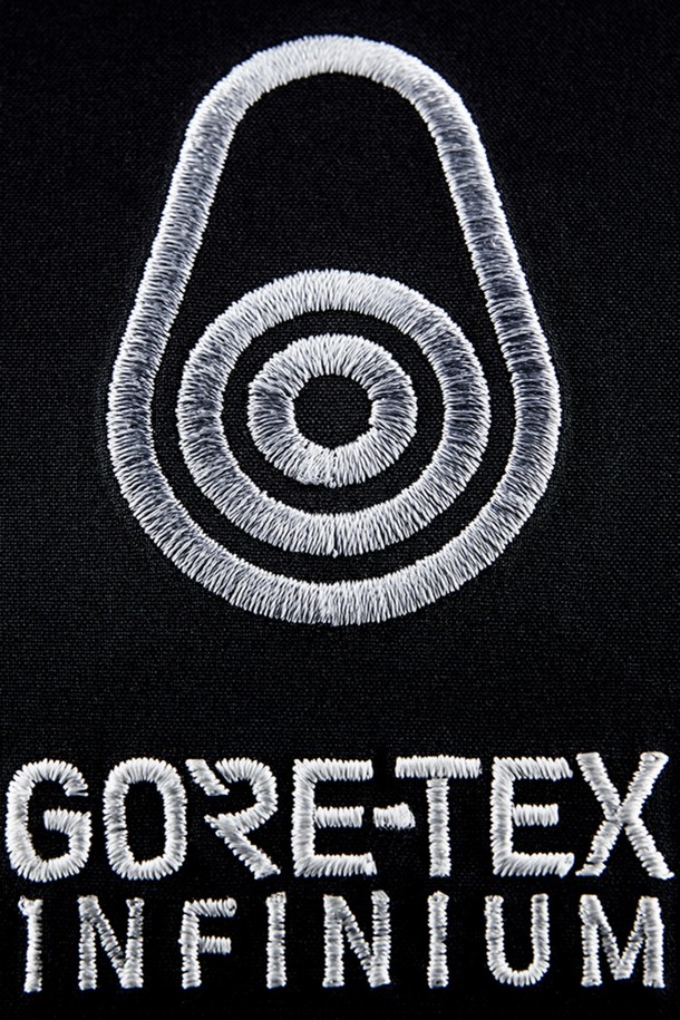 블랙과 화이트 컬러로 출시된 GLACIER 재킷(106)은 남성용 겨울 아우터입니다. 보온성과 방수 기능을 갖춘 두꺼운 두께의 패딩 재킷으로, 일상생활과 아웃도어 활동 모두에 적합합니다. 레귤러 핏의 긴 소매 집업 스타일이며, 스포티, 캐주얼, 미니멀한 스타일을 연출할 수 있습니다. 무지 패턴에 포켓 디테일과 배색 디자인이 더해져 세련된 느낌을 줍니다. 여행룩, 캠핑룩 등 다양한 TPO에 활용 가능합니다.
