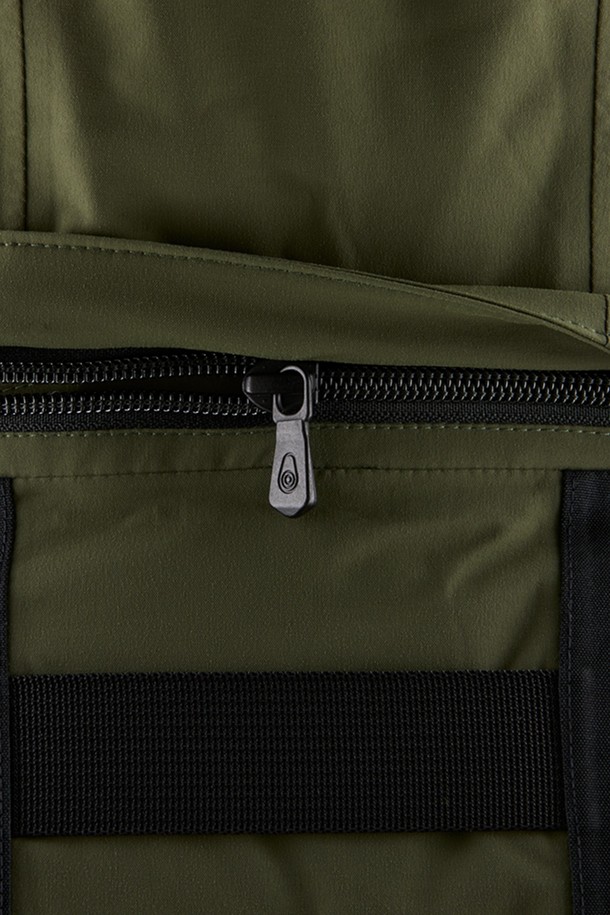 글래시어 베이 재킷(GLACIER BAY JACKET)은 방수, 방풍 기능을 갖춘 남녀 공용 테크니컬 재킷입니다. 하이킹, 스노우스포츠, 아웃도어 활동에 적합하며, 겨울철 스타일리시한 등산룩, 데일리룩, 여행룩을 연출할 수 있습니다. GORE-TEX 소재와 그래핀 라이닝, 프리마로프트 충전재를 사용하여 보온성을 높였으며, YKK 지퍼, 후드 및 밑단 조절 기능으로 편의성을 더했습니다. 카본 다크 네이비, 웜 베이지, 글래시어 베이, 올리브 등 4가지 색상으로 출시되어, 스포티하고 미니멀한 아웃도어 스타일을 완성합니다. 부드러운 촉감의 두꺼운 패딩 안감과 긴소매 디자인으로 겨울철 추위로부터 몸을 보호해 줍니다.
