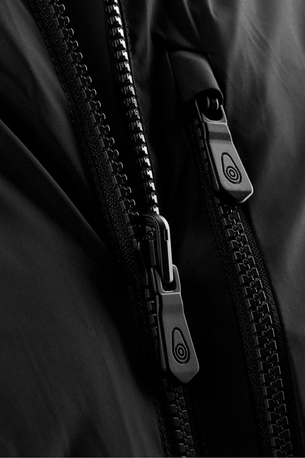 THUNDER REVERSIBLE JACKET(썬더 리버시블 재킷)은 일상, 여행, 산책 등 다양한 상황에서 활용하기 좋은 남녀 공용 점퍼입니다. 봄, 가을에 적합하며, 스포티하고 캐주얼한 스타일을 연출할 수 있습니다. 무지 디자인에 블랙 컬러로, 어떤 옷에도 쉽게 매치할 수 있습니다. 얇은 두께의 나일론 소재와 부드러운 촉감, 방수 및 방풍 기능으로 편안함과 실용성을 동시에 제공합니다. 리버시블 디자인으로 두 가지 스타일을 즐길 수 있는 레귤러핏 기장의 긴소매 집업 재킷입니다.
