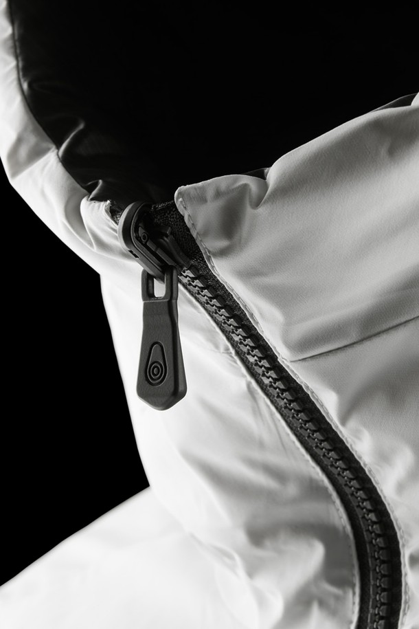 THUNDER REVERSIBLE JACKET(108)는 봄, 가을에 착용하기 좋은 남녀 공용 점퍼입니다. 화이트와 블랙 두 가지 색상으로 출시되었으며, 스포티하고 캐주얼한 스타일을 연출할 수 있습니다. 무지 디자인에 레귤러핏으로 제작되었으며, 나일론 소재로 가볍고 부드러운 촉감을 선사합니다. 양면 착용이 가능한 리버시블 디자인에 집업 방식으로 편안하게 입고 벗을 수 있습니다. 일상 및 스포츠 활동 시에도 활용 가능한 실용적인 아이템입니다.
